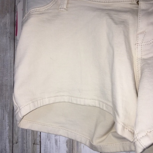 NWT Ingrid & Isabel Maternity Cream Shorts - Picture 2 of 4